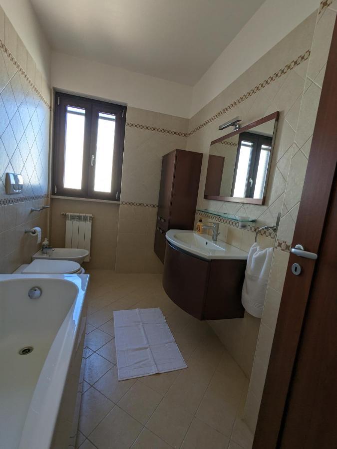 La Casa Dei Due Mari - Large Apartment With Parking Taranto Eksteriør billede