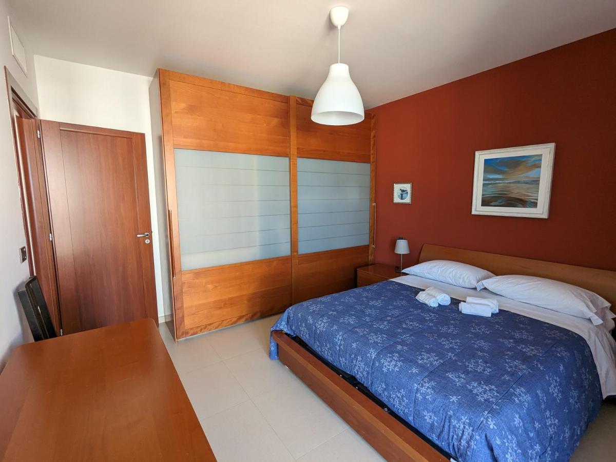 La Casa Dei Due Mari - Large Apartment With Parking Taranto Eksteriør billede