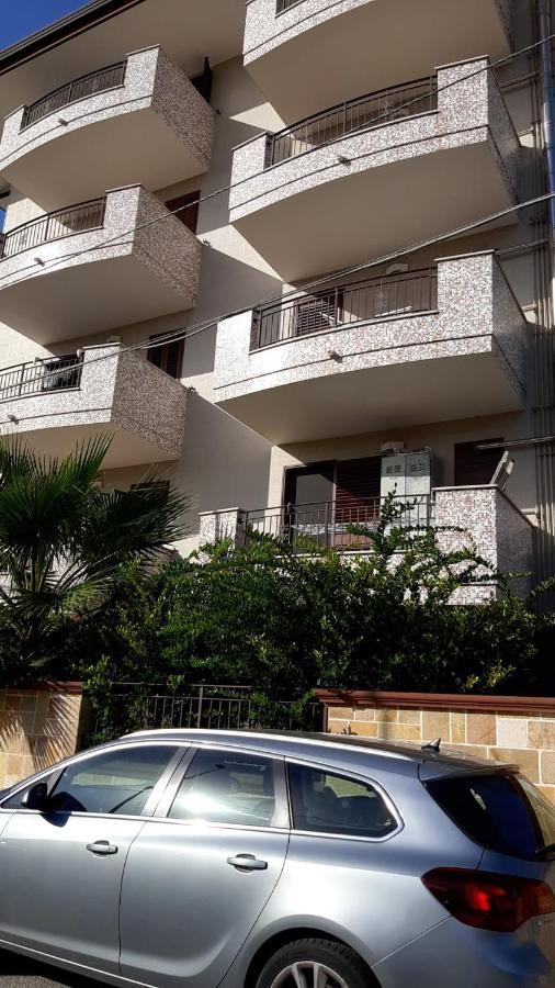 La Casa Dei Due Mari - Large Apartment With Parking Taranto Eksteriør billede