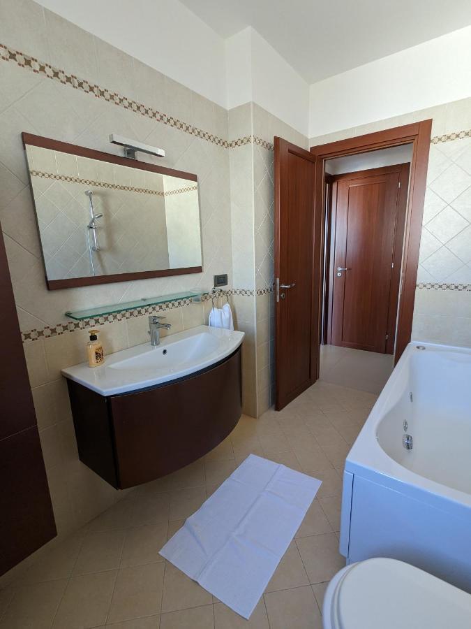 La Casa Dei Due Mari - Large Apartment With Parking Taranto Eksteriør billede