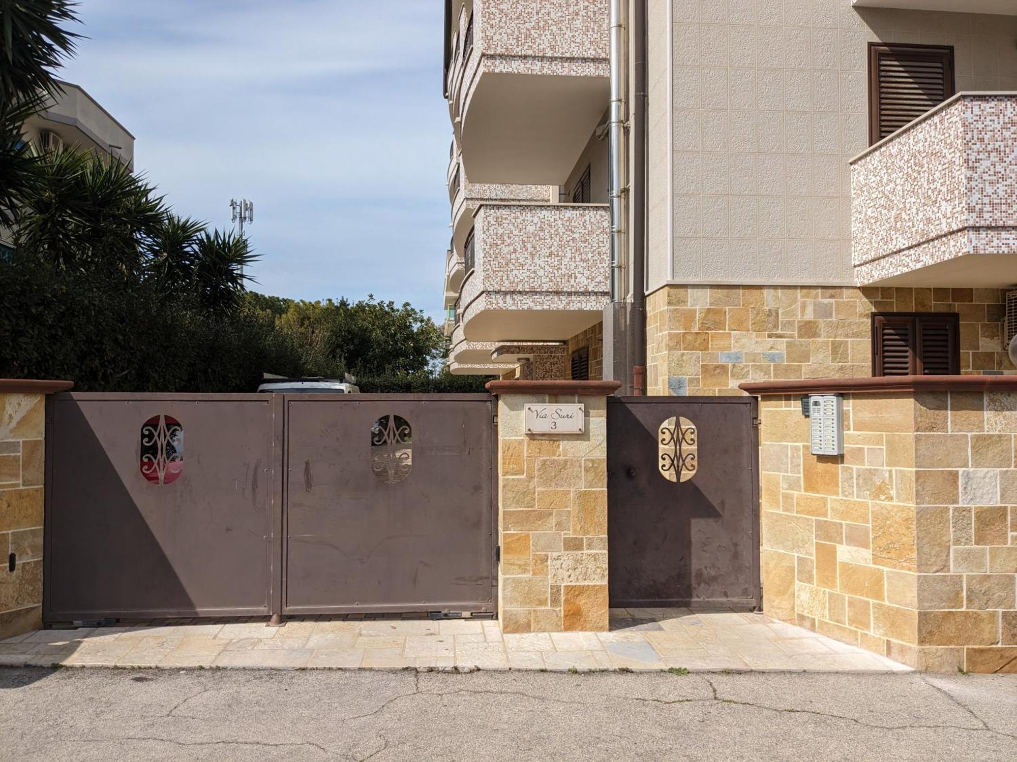 La Casa Dei Due Mari - Large Apartment With Parking Taranto Eksteriør billede