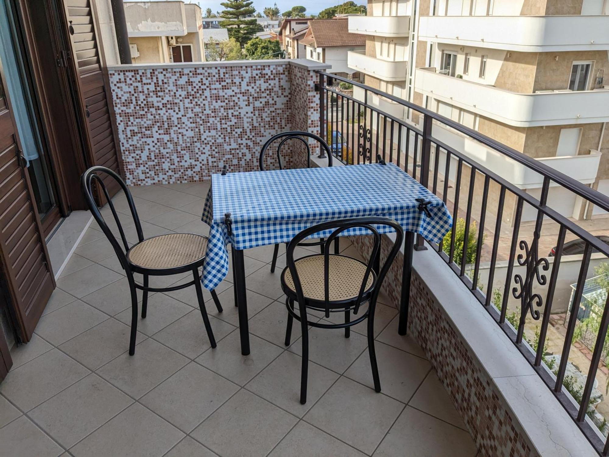 La Casa Dei Due Mari - Large Apartment With Parking Taranto Eksteriør billede
